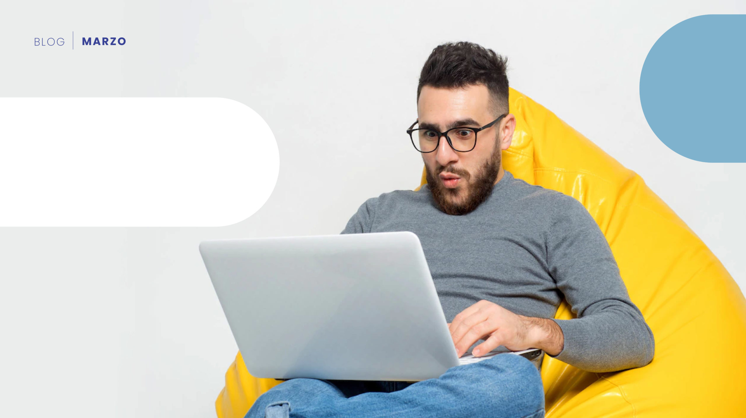 Hombre sentado con un portatil en las manos siendo un cliente digital