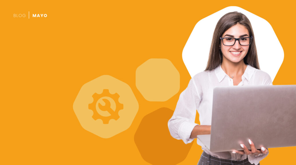 customers Mujer sosteniendo una computadora en sus manos