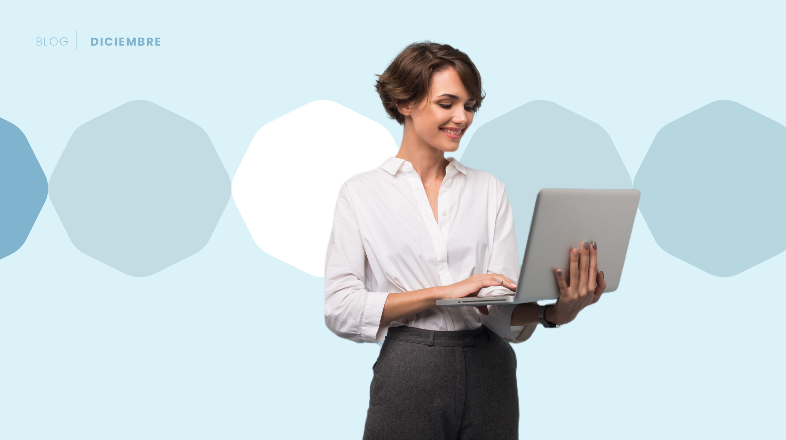 Mujer con un computador revisando los resultados