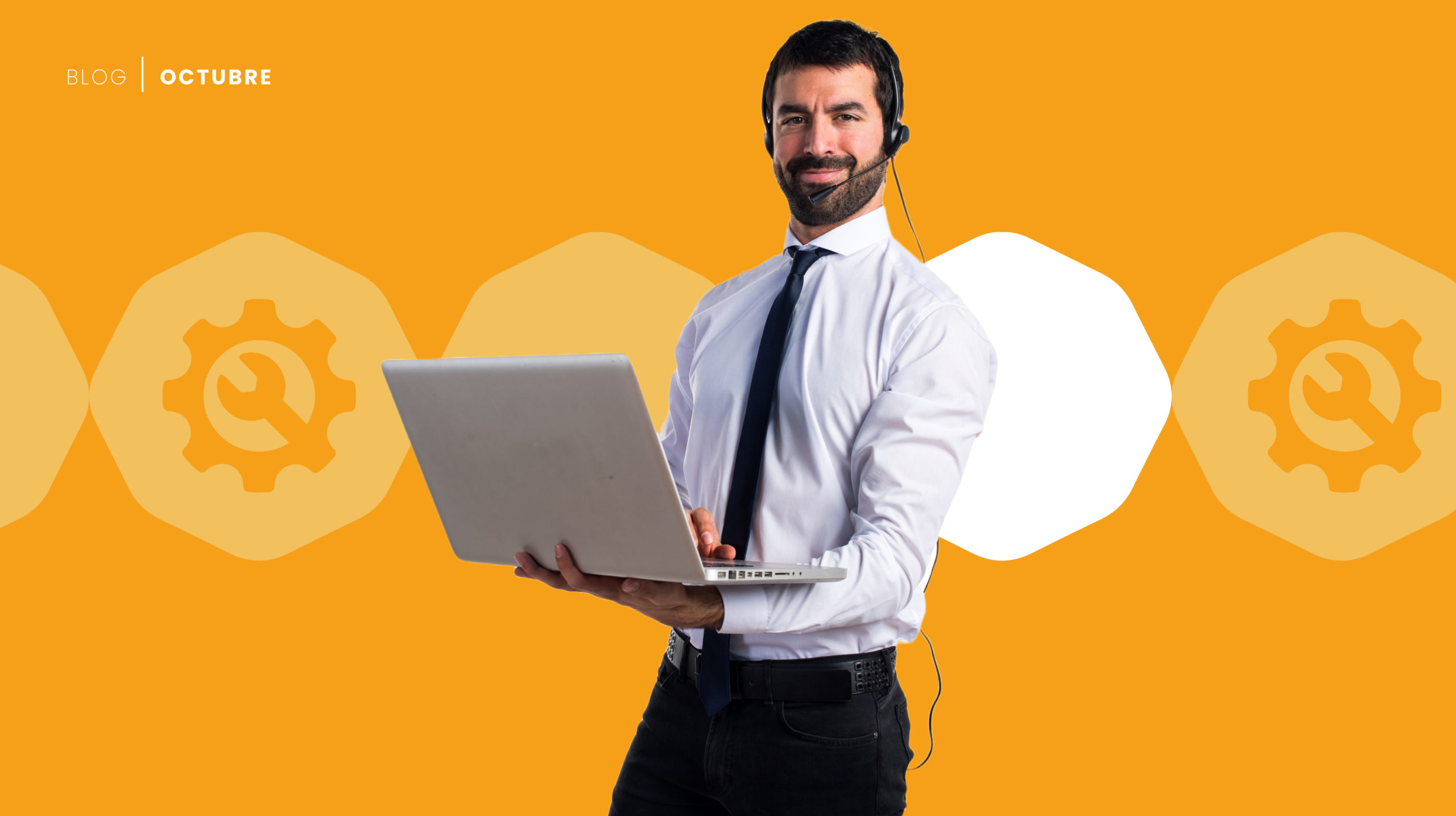 Software: hombre con computador en la mano