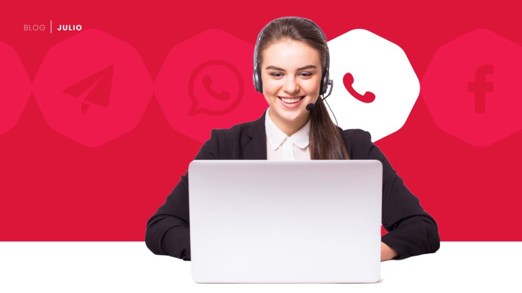 Mujer en un computador llamando para una estrategia omnicanal