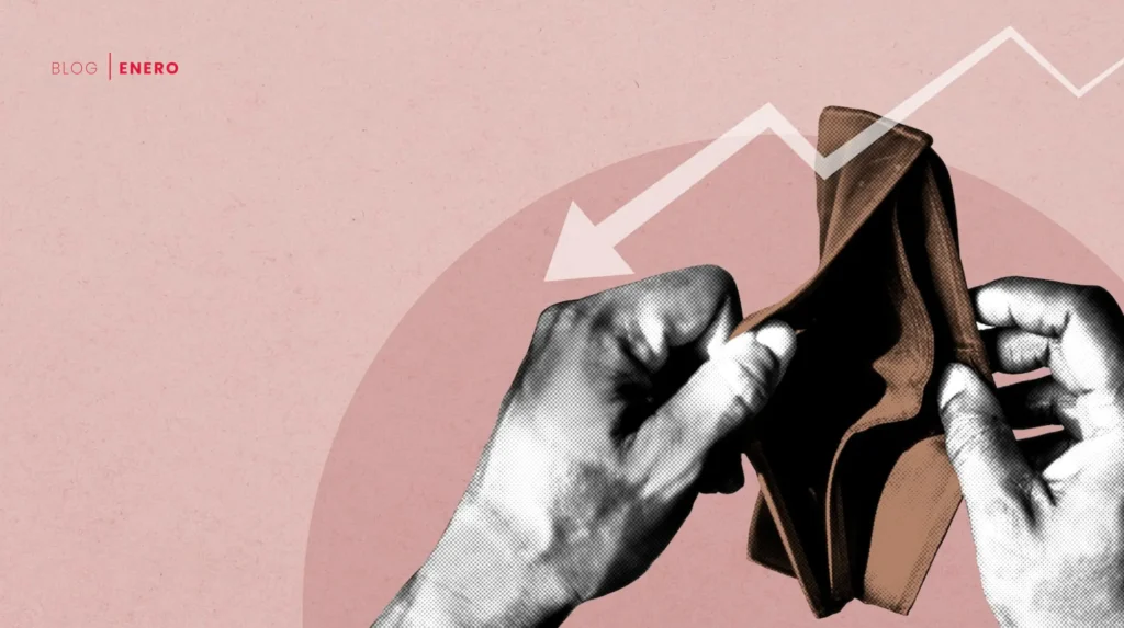 Recesión económica: hombre con billetera vacia en mano