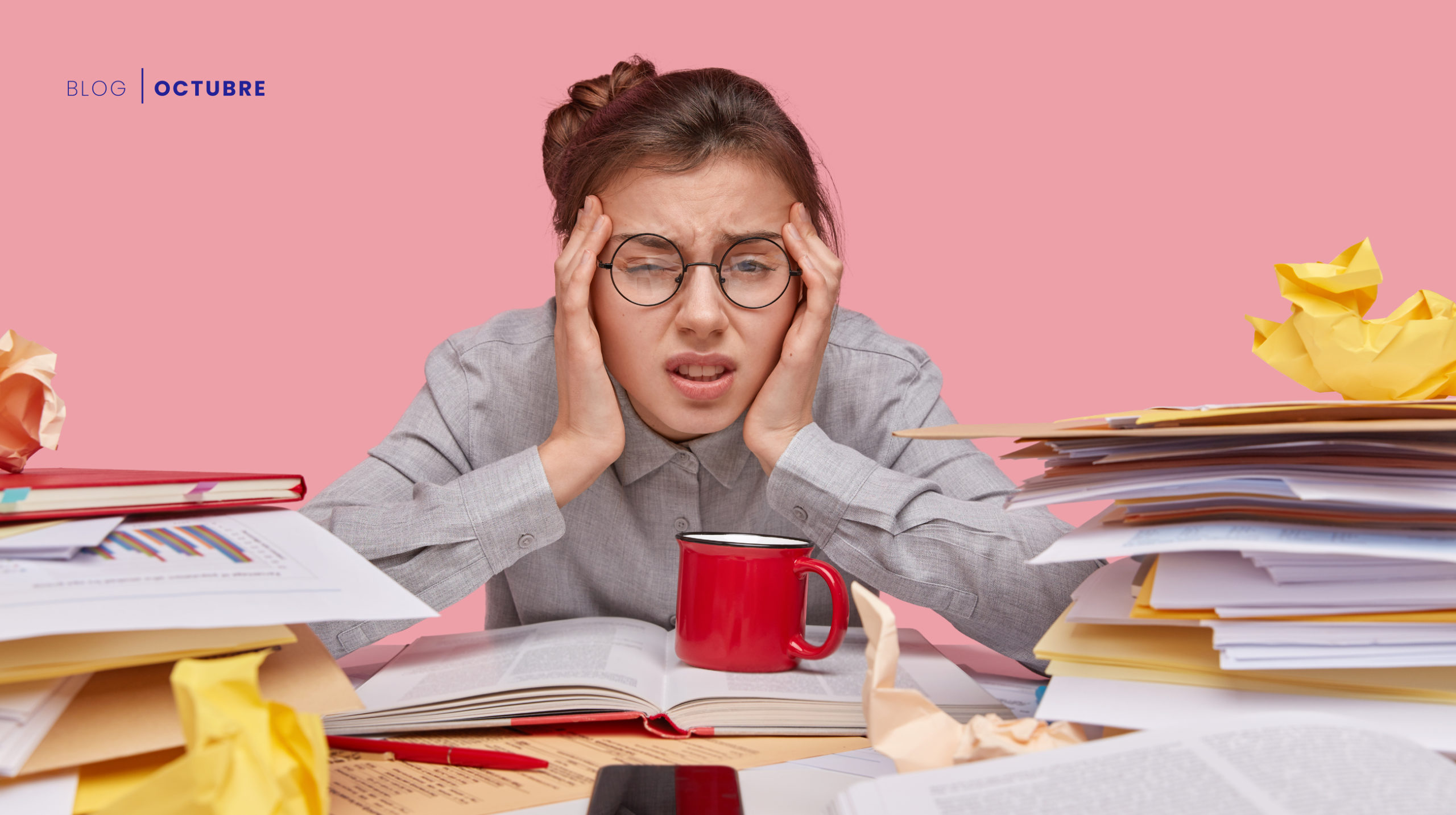 la mujer con manos en la cabeza con el burnout