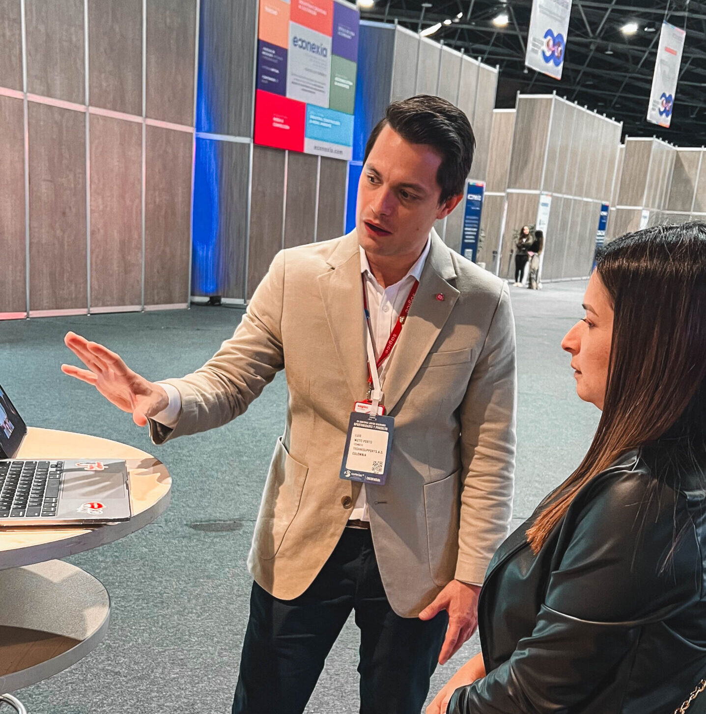 Hombre presentando Sagicc en Corferias