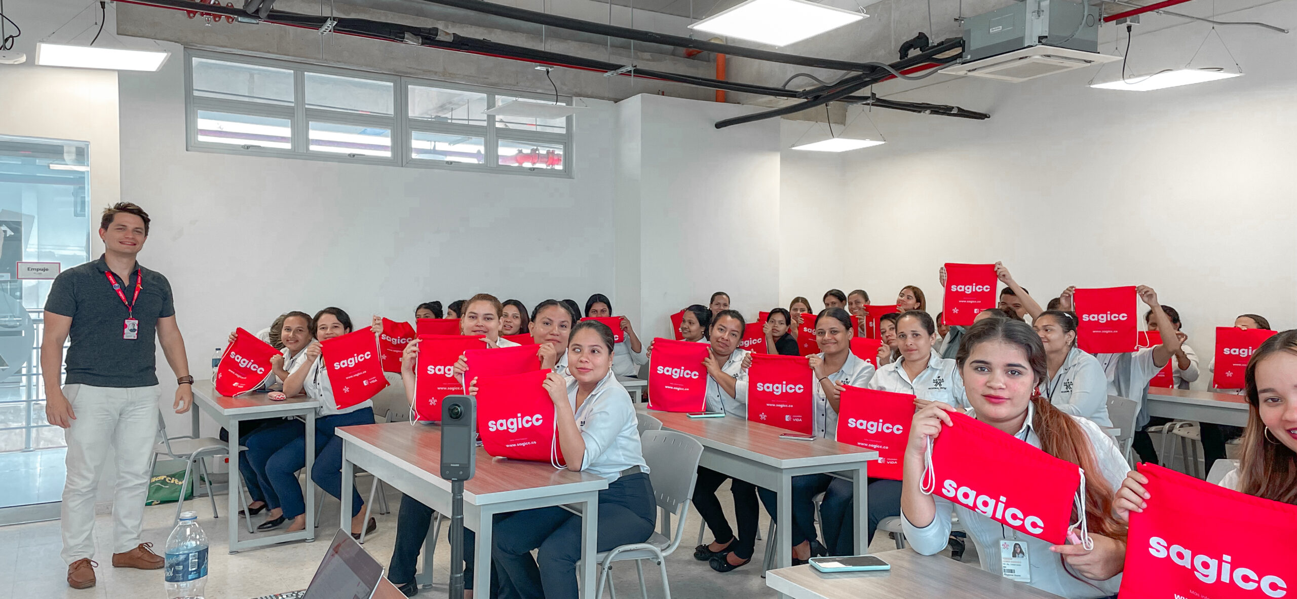 Personas en salon de clase de SENA Sucre