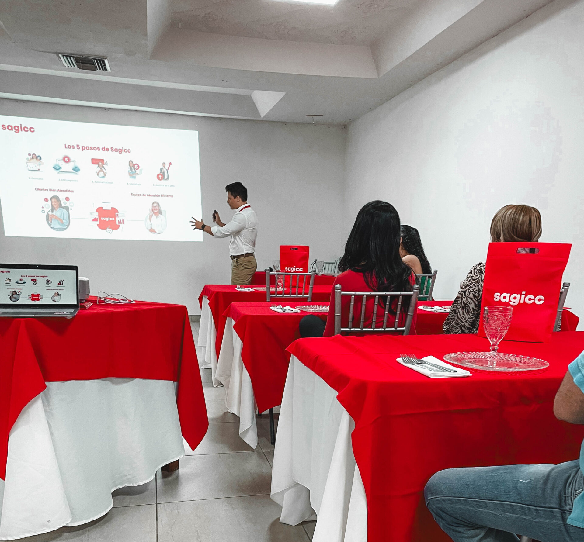 Hombre haciendo presentación en el SENA